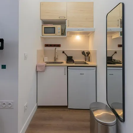 Modern In The 10th District Apartament *