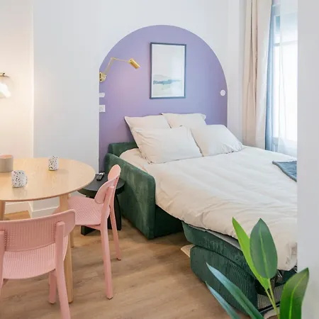 Modern In The 10th District Apartament