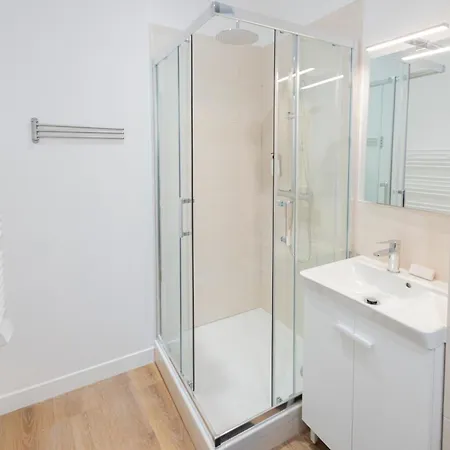 Modern In The 10th District Apartment *
