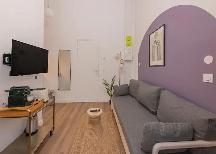 Modern In The 10th District Apartament