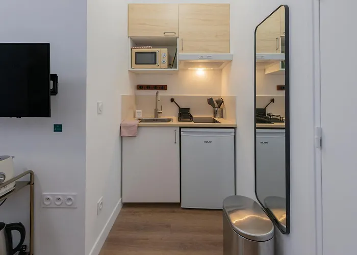 Modern In The 10th District Apartament *