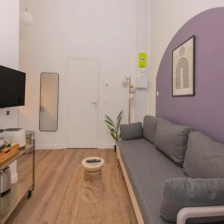 Modern In The 10th District דירה