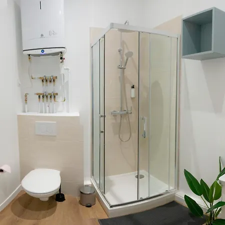 Modern In The 10th District דירה