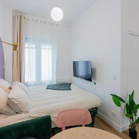 Modern In The 10th District Apartament *