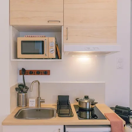 Modern In The 10th District דירה