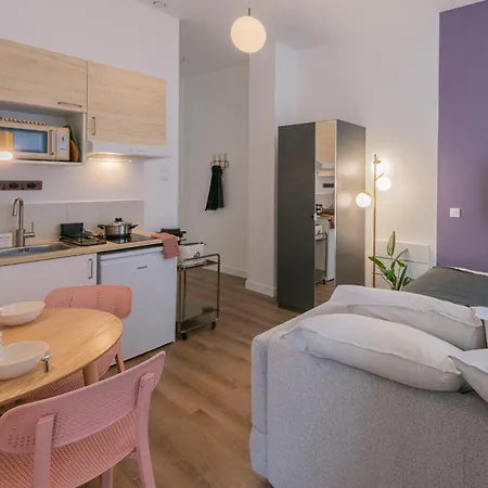 Modern In The 10th District דירה *