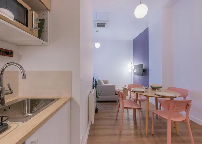 Modern In The 10th District Appartamento